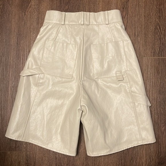 Wnderkammer Eco Leather Half Trouser In Light Gray, Plain Pattern - Picture 10 of 13